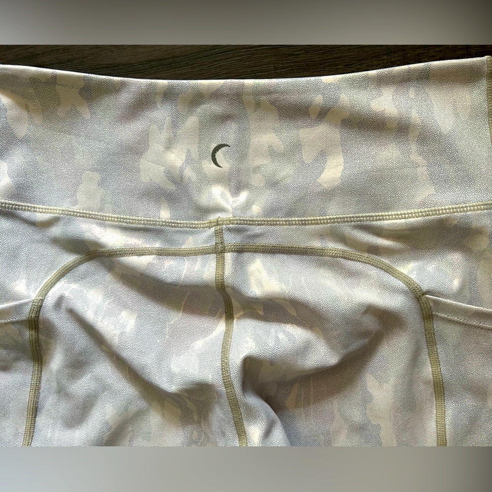 ZYIA silver camo metallic pocket “Light n Tight” women’s size 8/10 - Picture 2 of 7